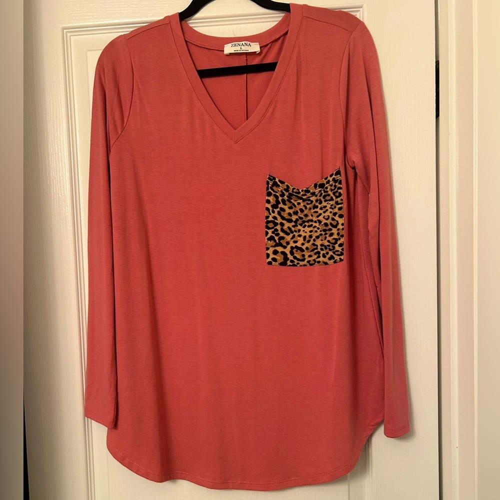L long sleeve tee shirt with front pocket